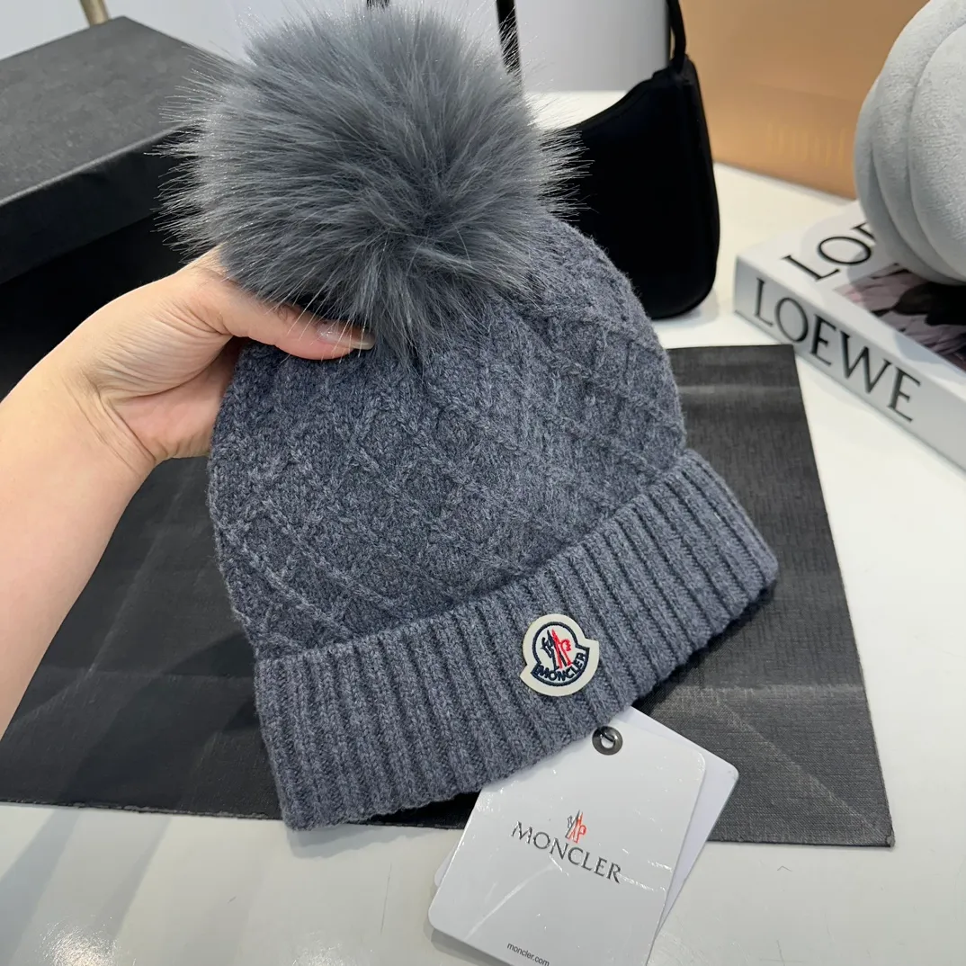 P80 Moncler👒high-end genuine exclusive style, hemp flower knitted hat, made of selected wool, skin-friendly and super soft‼ ️Paired with fox fur balls, it is very age-reducing‼ ️Complete trademark hangtags