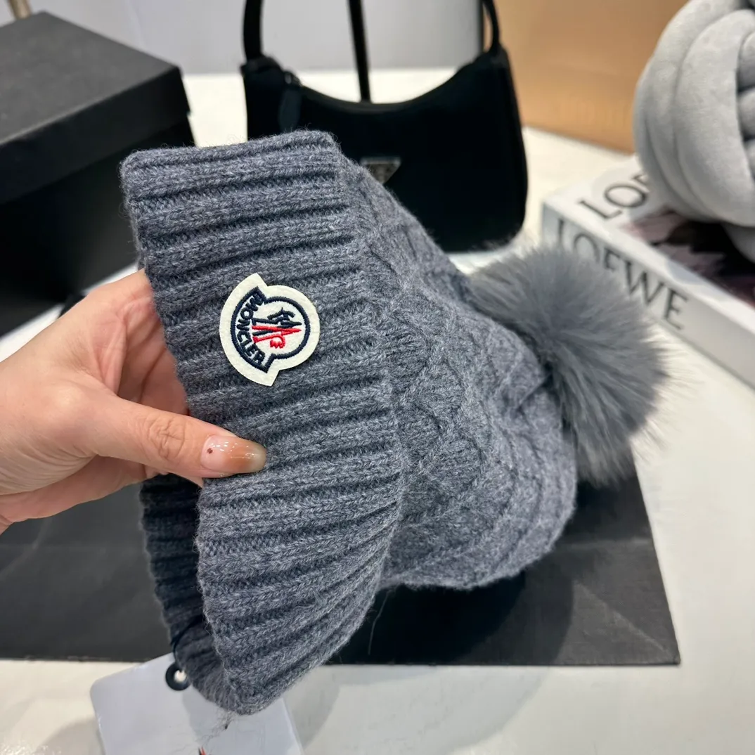 P80 Moncler👒high-end genuine exclusive style, hemp flower knitted hat, made of selected wool, skin-friendly and super soft‼ ️Paired with fox fur balls, it is very age-reducing‼ ️Complete trademark hangtags