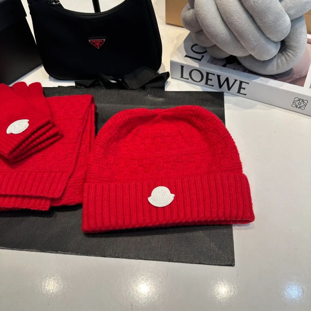 P170 Moncler muzzle suit 2025 autumn and winter style cuffed wool knitted beanie High quality customization! This must be my favorite of minimalism. It is clean, neat, fashionable and versatile, and will definitely not be picky about your face shape! A fashionable classic that lasts forever!
