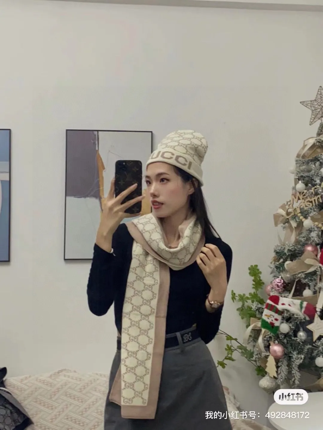 🉐️230 GUCCI classic suit hat! Hat ➕Scarf! Cashmere and Rabbit Velvet Quality! It's warm and super comfortable. This winter, all you need is a set of hats. It's warm and fashionable! Unisex model! Can be made as a couple model! Complete range of anti-counterfeiting labels and elevators! Many styles, welcome to choose!!