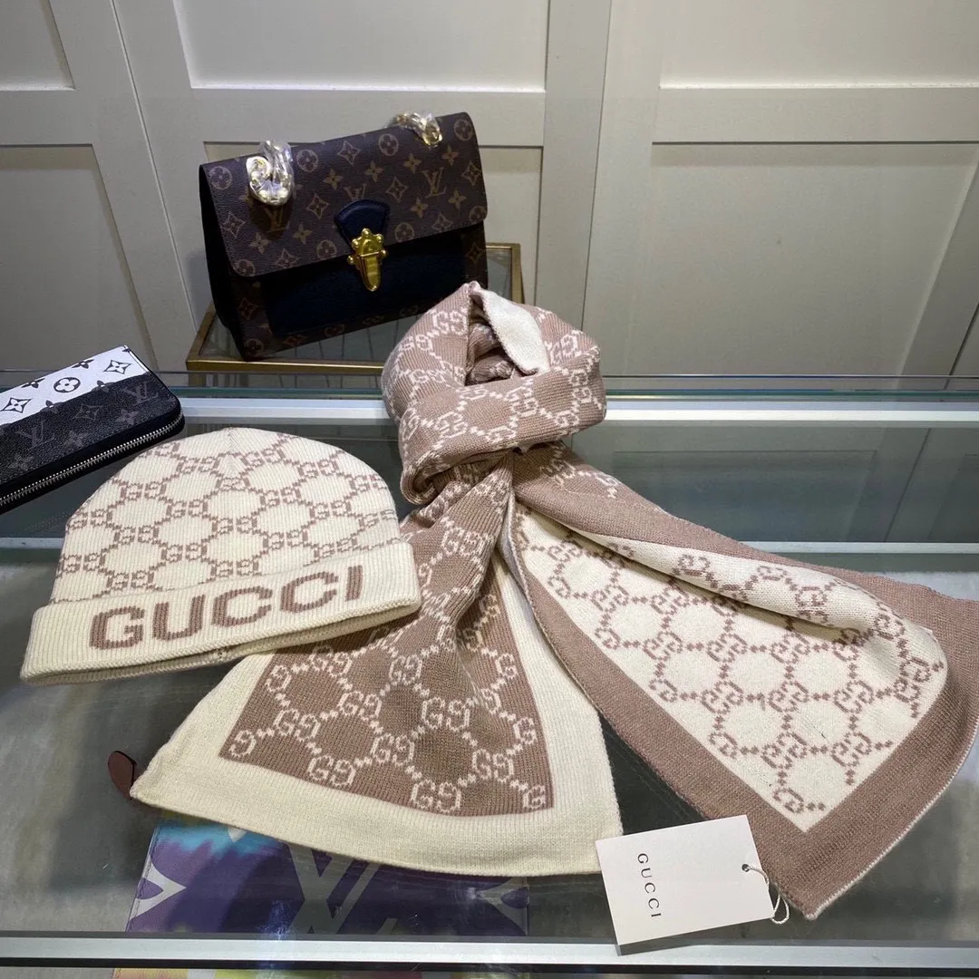 🉐️230 GUCCI classic suit hat! Hat ➕Scarf! Cashmere and Rabbit Velvet Quality! It's warm and super comfortable. This winter, all you need is a set of hats. It's warm and fashionable! Unisex model! Can be made as a couple model! Complete range of anti-counterfeiting labels and elevators! Many styles, welcome to choose!!