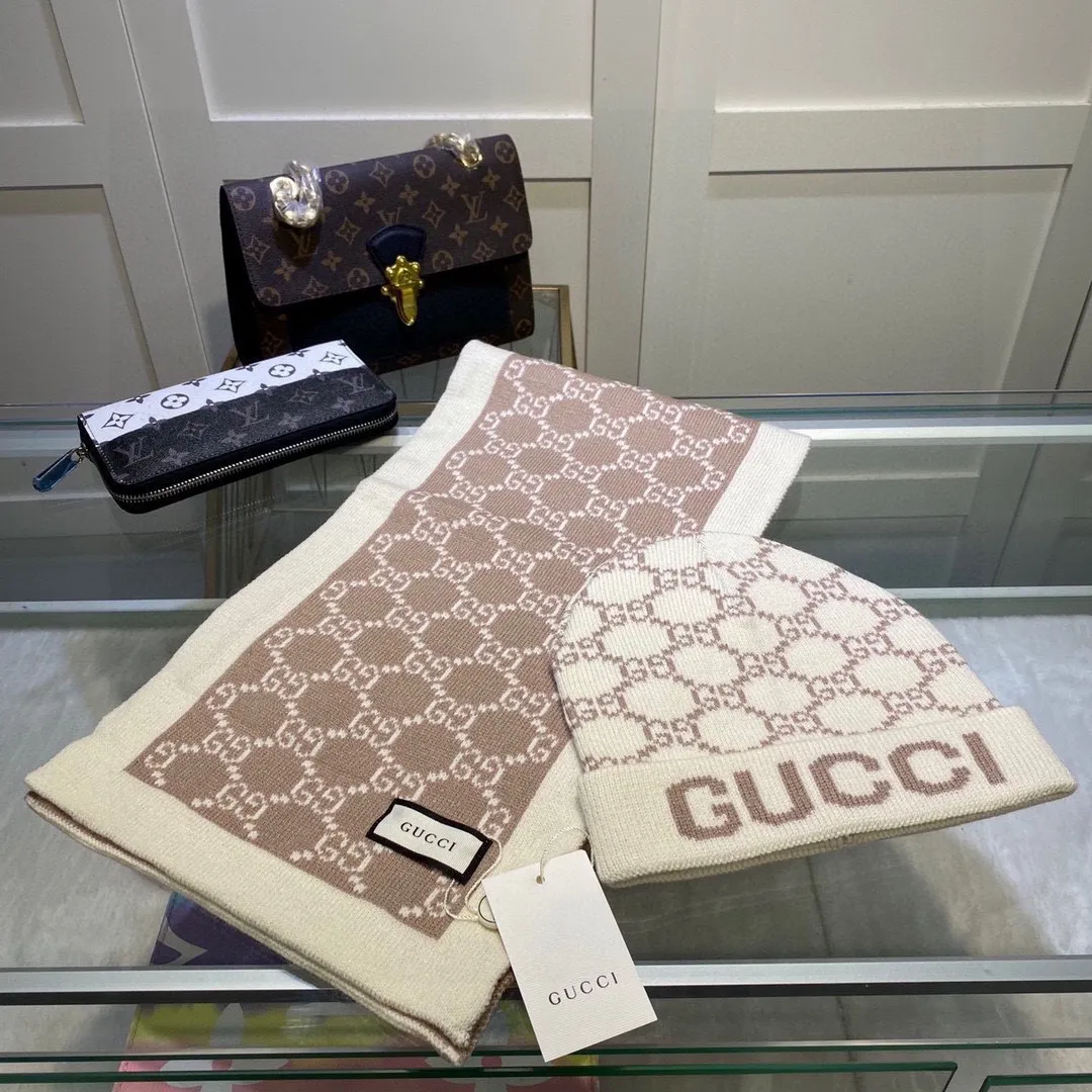 🉐️230 GUCCI classic suit hat! Hat ➕Scarf! Cashmere and Rabbit Velvet Quality! It's warm and super comfortable. This winter, all you need is a set of hats. It's warm and fashionable! Unisex model! Can be made as a couple model! Complete range of anti-counterfeiting labels and elevators! Many styles, welcome to choose!!