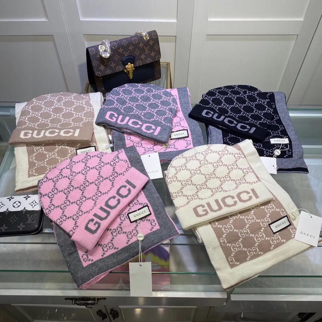 🉐️230 GUCCI classic suit hat! Hat ➕Scarf! Cashmere and Rabbit Velvet Quality! It's warm and super comfortable. This winter, all you need is a set of hats. It's warm and fashionable! Unisex model! Can be made as a couple model! Complete range of anti-counterfeiting labels and elevators! Many styles, welcome to choose!!