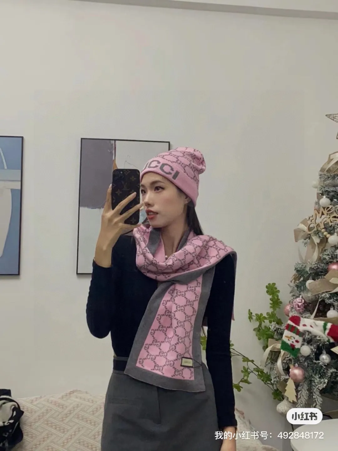 🉐️230 GUCCI classic suit hat! Hat ➕Scarf! Cashmere and Rabbit Velvet Quality! It's warm and super comfortable. This winter, all you need is a set of hats. It's warm and fashionable! Unisex model! Can be made as a couple model! Complete range of anti-counterfeiting labels and elevators! Many styles, welcome to choose!!