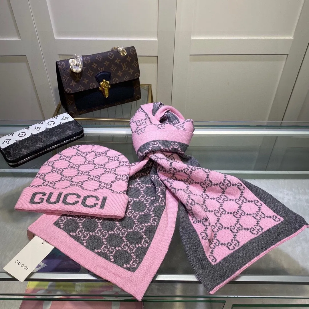 🉐️230 GUCCI classic suit hat! Hat ➕Scarf! Cashmere and Rabbit Velvet Quality! It's warm and super comfortable. This winter, all you need is a set of hats. It's warm and fashionable! Unisex model! Can be made as a couple model! Complete range of anti-counterfeiting labels and elevators! Many styles, welcome to choose!!