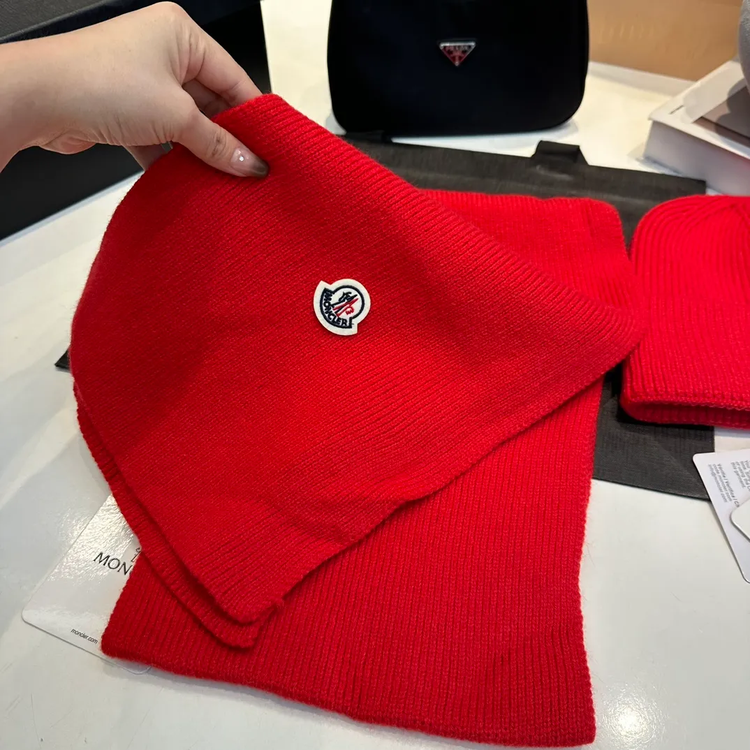 P160 Moncler muzzle suit autumn and winter style cuffed wool knitted beanie High quality customization! This must be my favorite of minimalism. It is clean, neat, fashionable and versatile, and will definitely not be picky about your face shape! A fashionable classic that lasts forever! Both men and women are welcome!