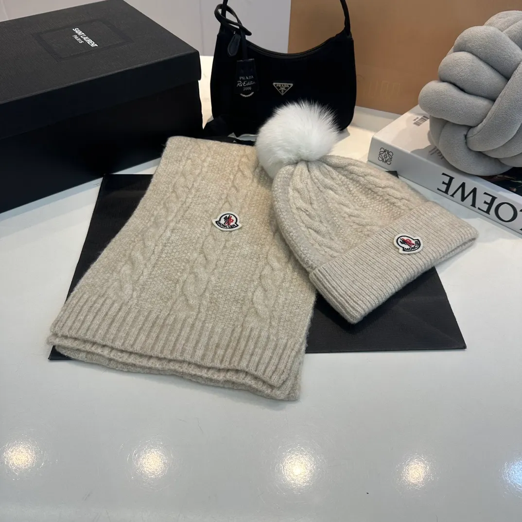 P178 MONCLER Mouth Cover Suit♥️Original single hat and scarf set! Made of rabbit velvet➕cashmere, with a 15cm fox fur ball, a real fur ball! Warm and fashionable 😱[愄火] Versatile style [Love] The texture is very good, comfortable and breathable [Hey ha] Looks good no matter how you match it [Shh] A must-have for fashionistas [Wit] 4 colors available❤️❤️Unisex, the ball can be removed