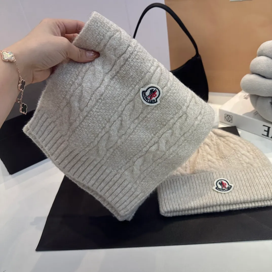 P178 MONCLER Mouth Cover Suit♥️Original single hat and scarf set! Made of rabbit velvet➕cashmere, with a 15cm fox fur ball, a real fur ball! Warm and fashionable 😱[愄火] Versatile style [Love] The texture is very good, comfortable and breathable [Hey ha] Looks good no matter how you match it [Shh] A must-have for fashionistas [Wit] 4 colors available❤️❤️Unisex, the ball can be removed