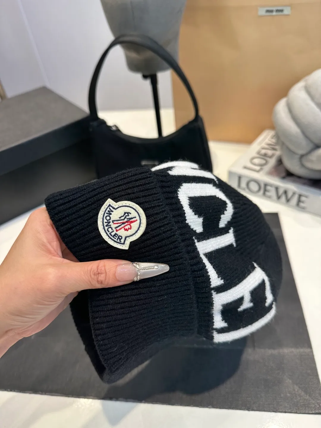 P46 Moncler 💥 Official website classic knitted hat, replica of the original. Very soft and skin-friendly, very elastic 💓 Textured and very versatile style ~ Warm cashmere woolen hat, one size fits all and elastic ~ Unisex, can be worn by any head size. Super quality, highly recommended