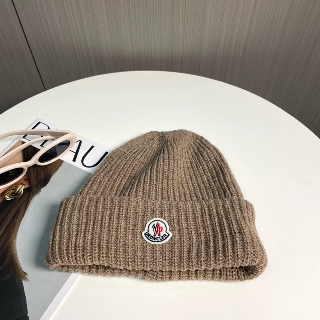 P50 Moncler Moncler 2024 early autumn and winter classic knitted hat, original replica. Very soft and skin-friendly, very elastic 💓 Textured and very versatile style ~ Warm cashmere woolen hat, one size fits all and elastic ~ Unisex, can be worn by any head size. Super quality, highly recommended