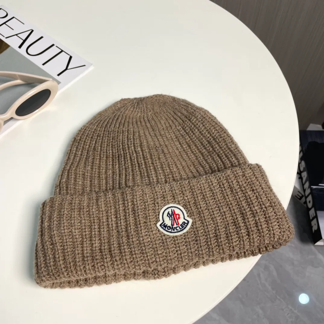 P50 Moncler Moncler 2024 early autumn and winter classic knitted hat, original replica. Very soft and skin-friendly, very elastic 💓 Textured and very versatile style ~ Warm cashmere woolen hat, one size fits all and elastic ~ Unisex, can be worn by any head size. Super quality, highly recommended