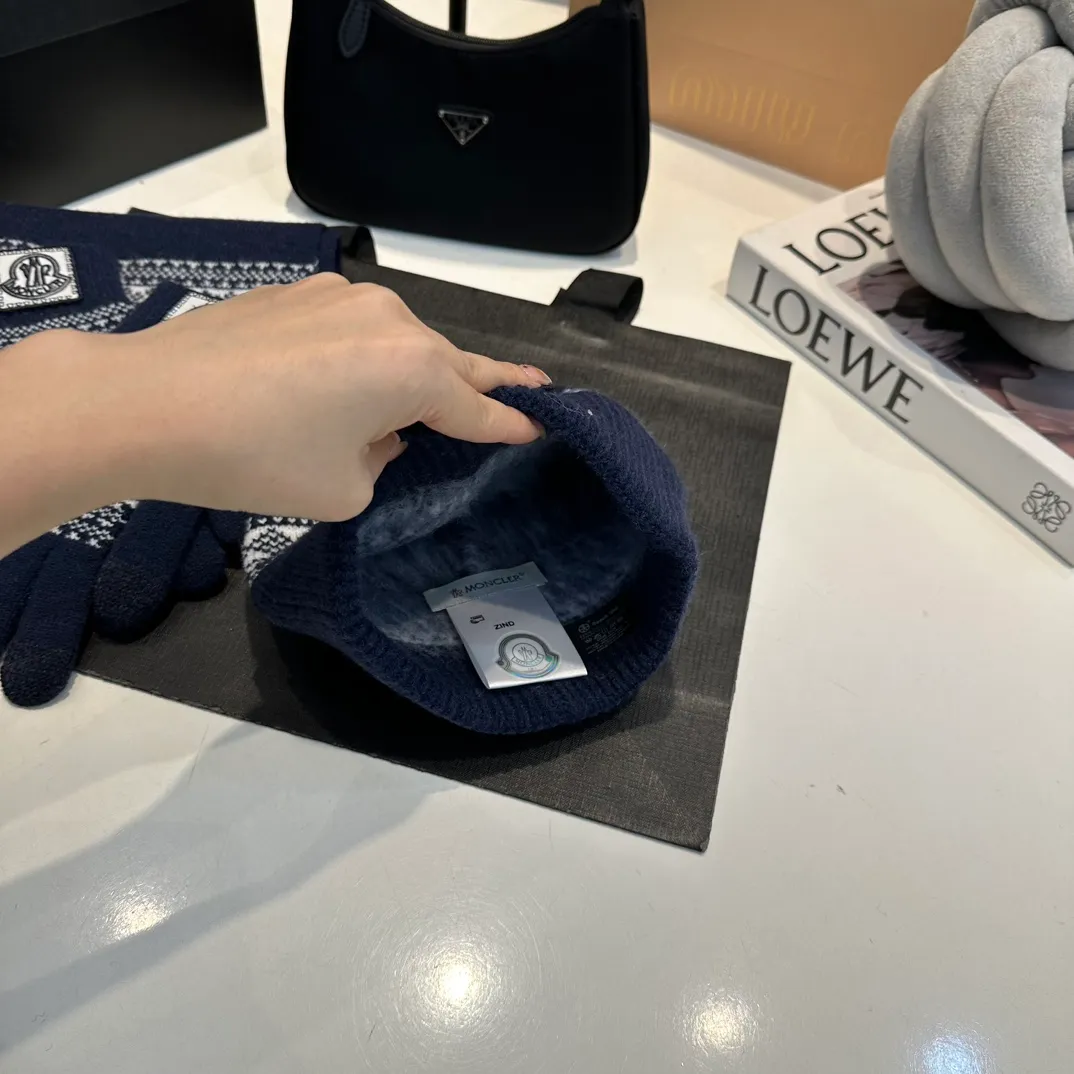 P170 Moncler Moncler 💥 Mouth three-piece set, gloves, hat, scarf, original replica. Very soft and skin-friendly, very elastic 💓 Textured and very versatile style ~ Warm, one-size-fits-all and elastic ~ Unisex, can be worn by any head size. Super quality, highly recommended