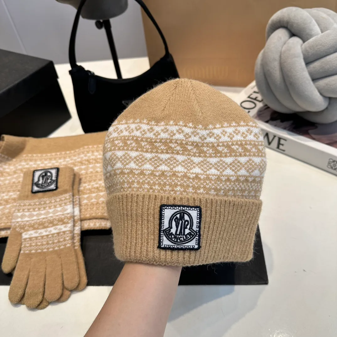P170 Moncler Moncler 💥 Mouth three-piece set, gloves, hat, scarf, original replica. Very soft and skin-friendly, very elastic 💓 Textured and very versatile style ~ Warm, one-size-fits-all and elastic ~ Unisex, can be worn by any head size. Super quality, highly recommended