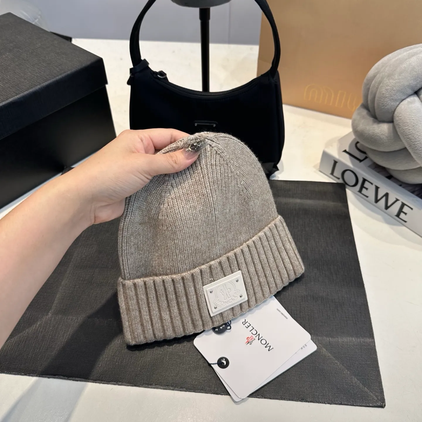 P50 Moncler warm woolen hat, sweet and cool style! Reduce your age and make your face look smaller. I’d like to share it with everyone. Every color matches well and the breasts are milky.