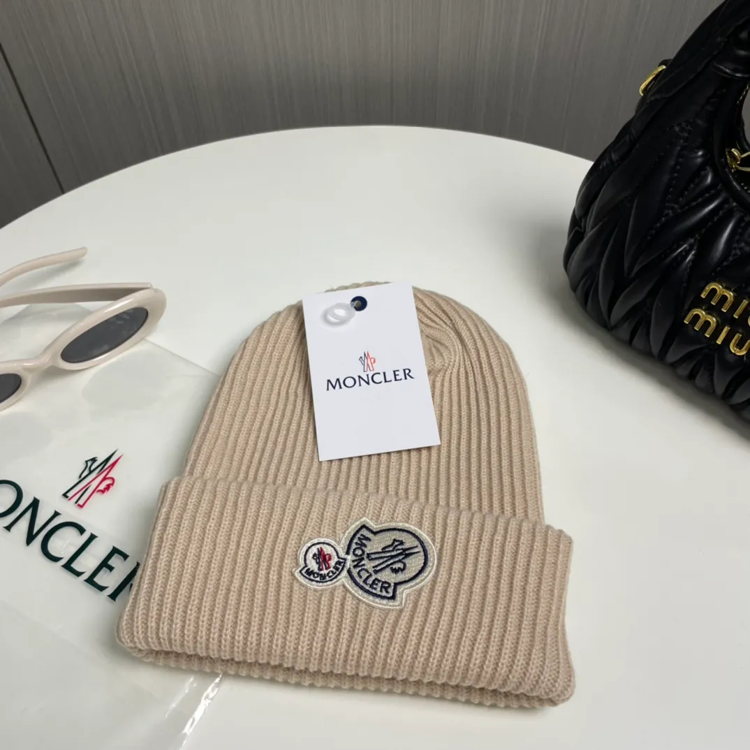 P56 comes with a dust bag for Moncler💥 Official website classic knitted hat, original replica. Very soft and skin-friendly, very elastic 💓 Textured and very versatile style ~ Warm cashmere woolen hat, one size fits all and elastic ~ Unisex, can be worn by any head size. Super quality, highly recommended