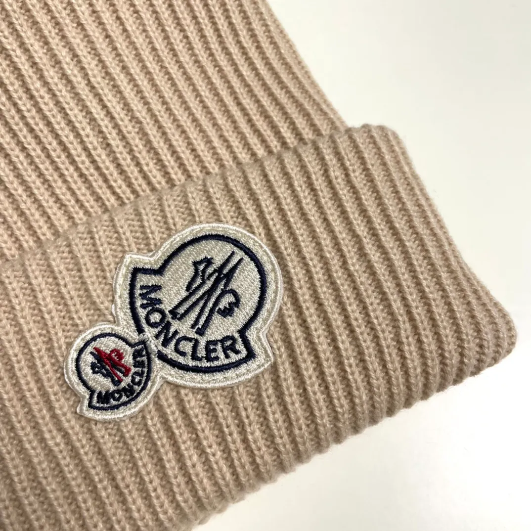 P56 comes with a dust bag for Moncler💥 Official website classic knitted hat, original replica. Very soft and skin-friendly, very elastic 💓 Textured and very versatile style ~ Warm cashmere woolen hat, one size fits all and elastic ~ Unisex, can be worn by any head size. Super quality, highly recommended