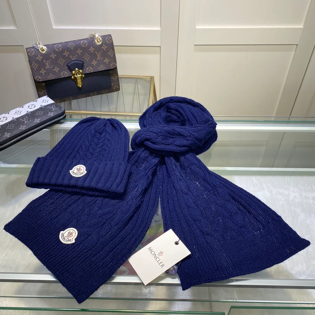 P170 MONCLER classic suit hat! Hat ➕Scarf! Cashmere and Rabbit Velvet Quality! It's warm and super comfortable~A great tool for young ladies to reduce their age in winter~This winter, all you need is a set of hats~It's warm and fashionable! Unisex model! Can be made as a couple model! Complete range of anti-counterfeiting labels and elevators! Many styles, welcome to choose!!