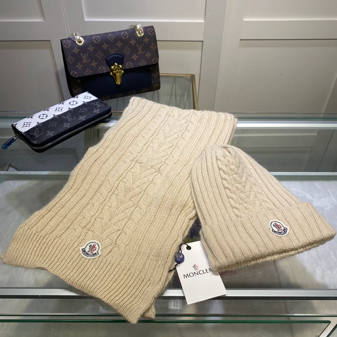 P170 MONCLER classic suit hat! Hat ➕Scarf! Cashmere and Rabbit Velvet Quality! It's warm and super comfortable~A great tool for young ladies to reduce their age in winter~This winter, all you need is a set of hats~It's warm and fashionable! Unisex model! Can be made as a couple model! Complete range of anti-counterfeiting labels and elevators! Many styles, welcome to choose!!