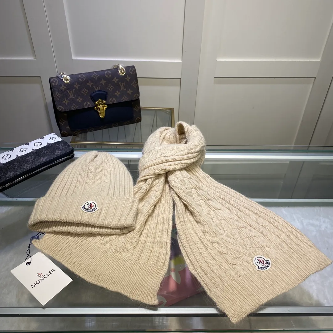 P170 MONCLER classic suit hat! Hat ➕Scarf! Cashmere and Rabbit Velvet Quality! It's warm and super comfortable~A great tool for young ladies to reduce their age in winter~This winter, all you need is a set of hats~It's warm and fashionable! Unisex model! Can be made as a couple model! Complete range of anti-counterfeiting labels and elevators! Many styles, welcome to choose!!