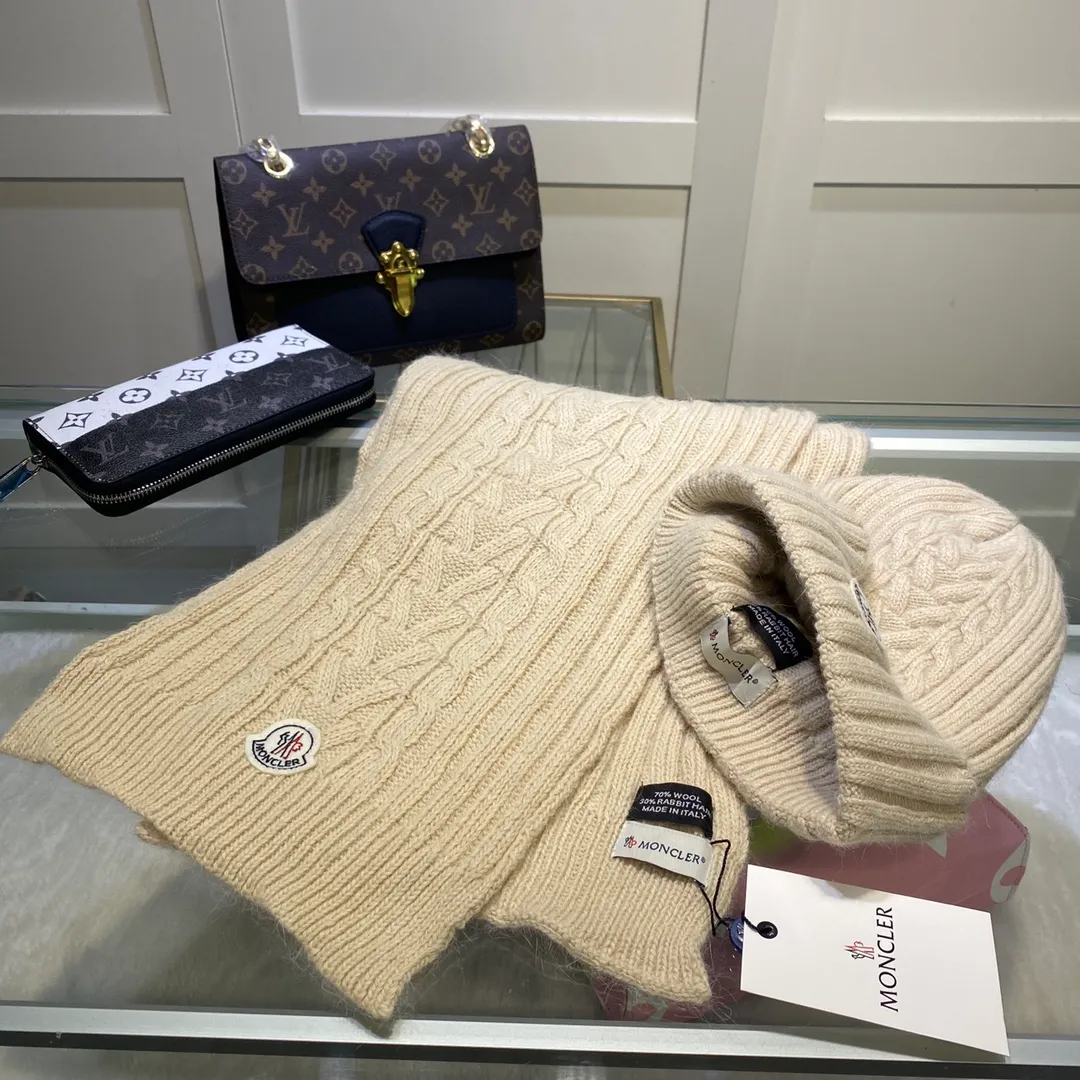P170 MONCLER classic suit hat! Hat ➕Scarf! Cashmere and Rabbit Velvet Quality! It's warm and super comfortable~A great tool for young ladies to reduce their age in winter~This winter, all you need is a set of hats~It's warm and fashionable! Unisex model! Can be made as a couple model! Complete range of anti-counterfeiting labels and elevators! Many styles, welcome to choose!!