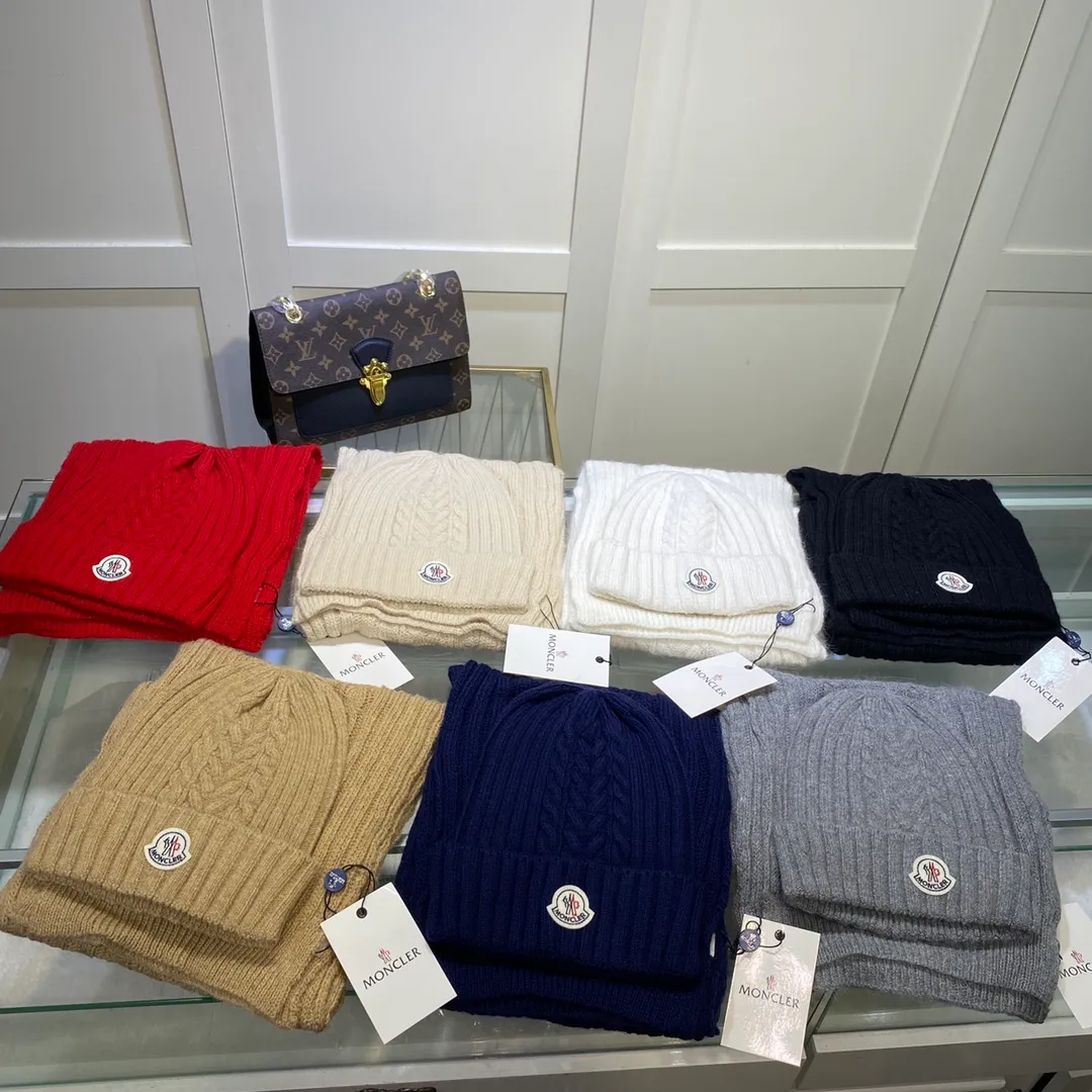 P170 MONCLER classic suit hat! Hat ➕Scarf! Cashmere and Rabbit Velvet Quality! It's warm and super comfortable~A great tool for young ladies to reduce their age in winter~This winter, all you need is a set of hats~It's warm and fashionable! Unisex model! Can be made as a couple model! Complete range of anti-counterfeiting labels and elevators! Many styles, welcome to choose!!