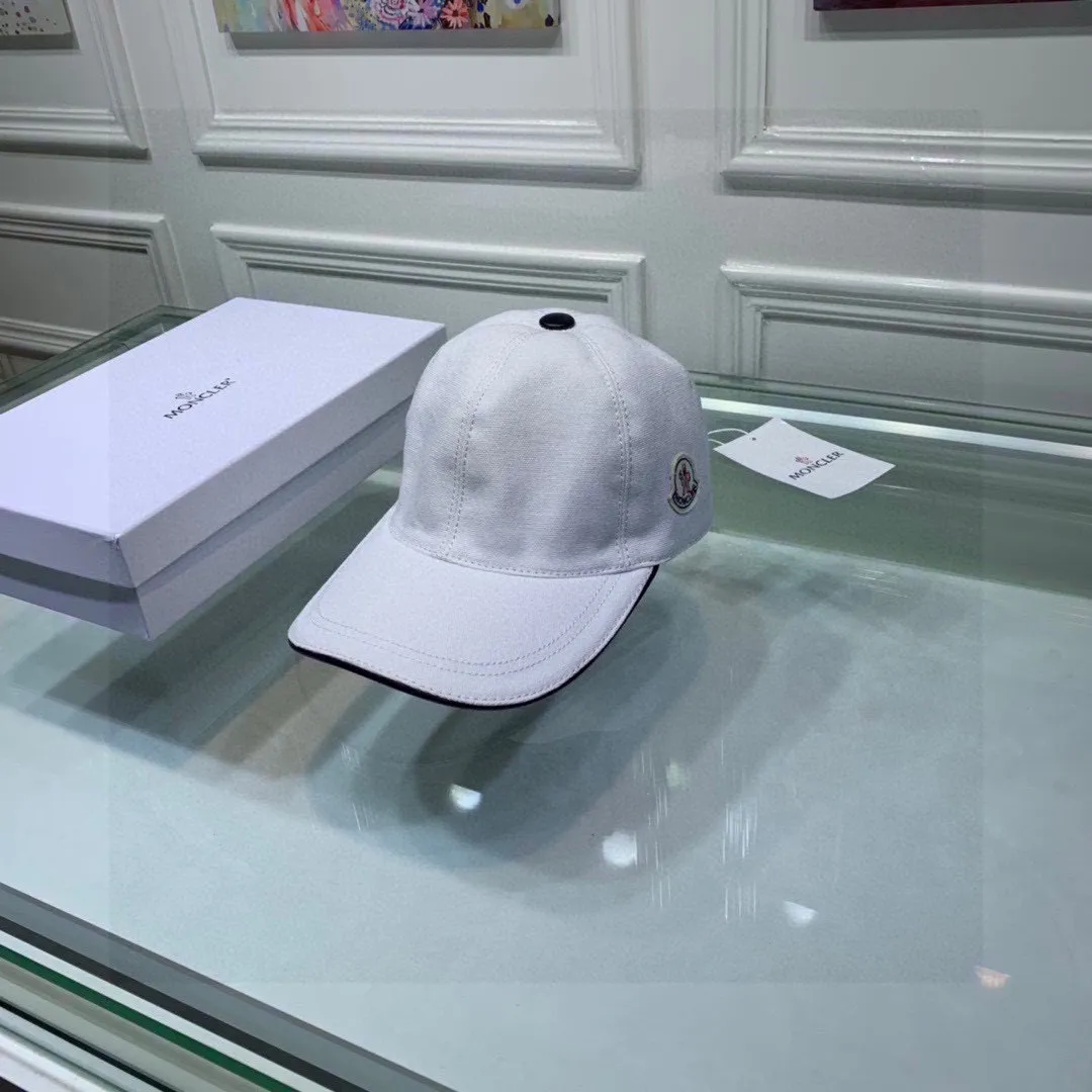 🉐90 Comes with a packaging bag, Moncler’s classic original baseball cap with a muzzle, a classic and popular style, custom-made with 1:1 mold opening at the counter, original canvas fabric + first-layer cowhide, pure cotton lining, light and breathable! The quality is great, the basic head circumference is 56cm, and the patch is adjustable.