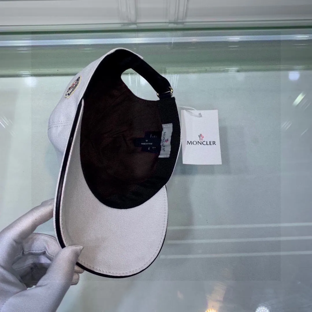 🉐90 Comes with a packaging bag, Moncler’s classic original baseball cap with a muzzle, a classic and popular style, custom-made with 1:1 mold opening at the counter, original canvas fabric + first-layer cowhide, pure cotton lining, light and breathable! The quality is great, the basic head circumference is 56cm, and the patch is adjustable.