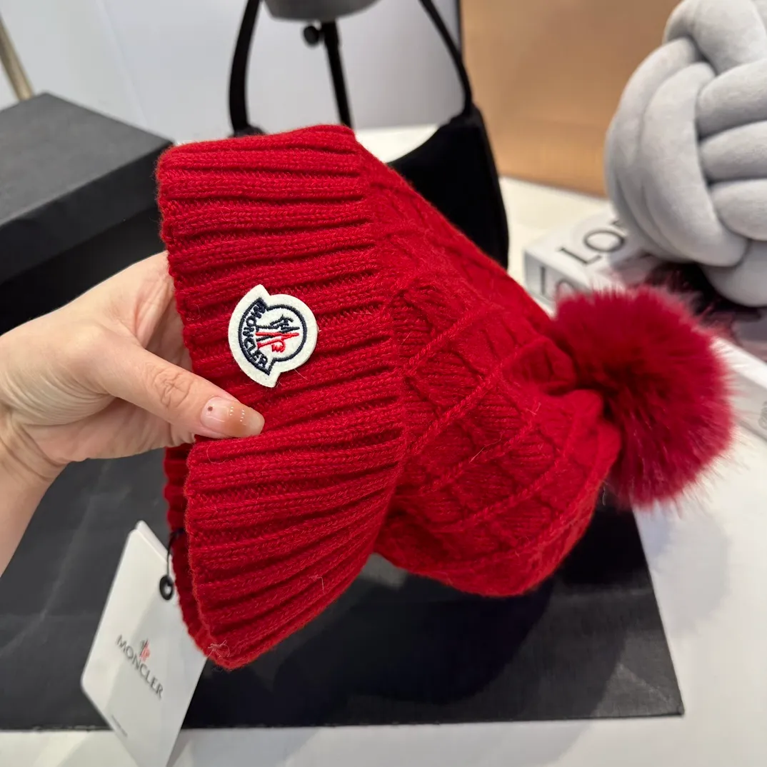 P80 Moncler👒high-end genuine exclusive style, hemp flower knitted hat, made of selected wool, skin-friendly and super soft‼ ️Paired with fox fur balls, it is very age-reducing‼ ️Complete trademark hangtags