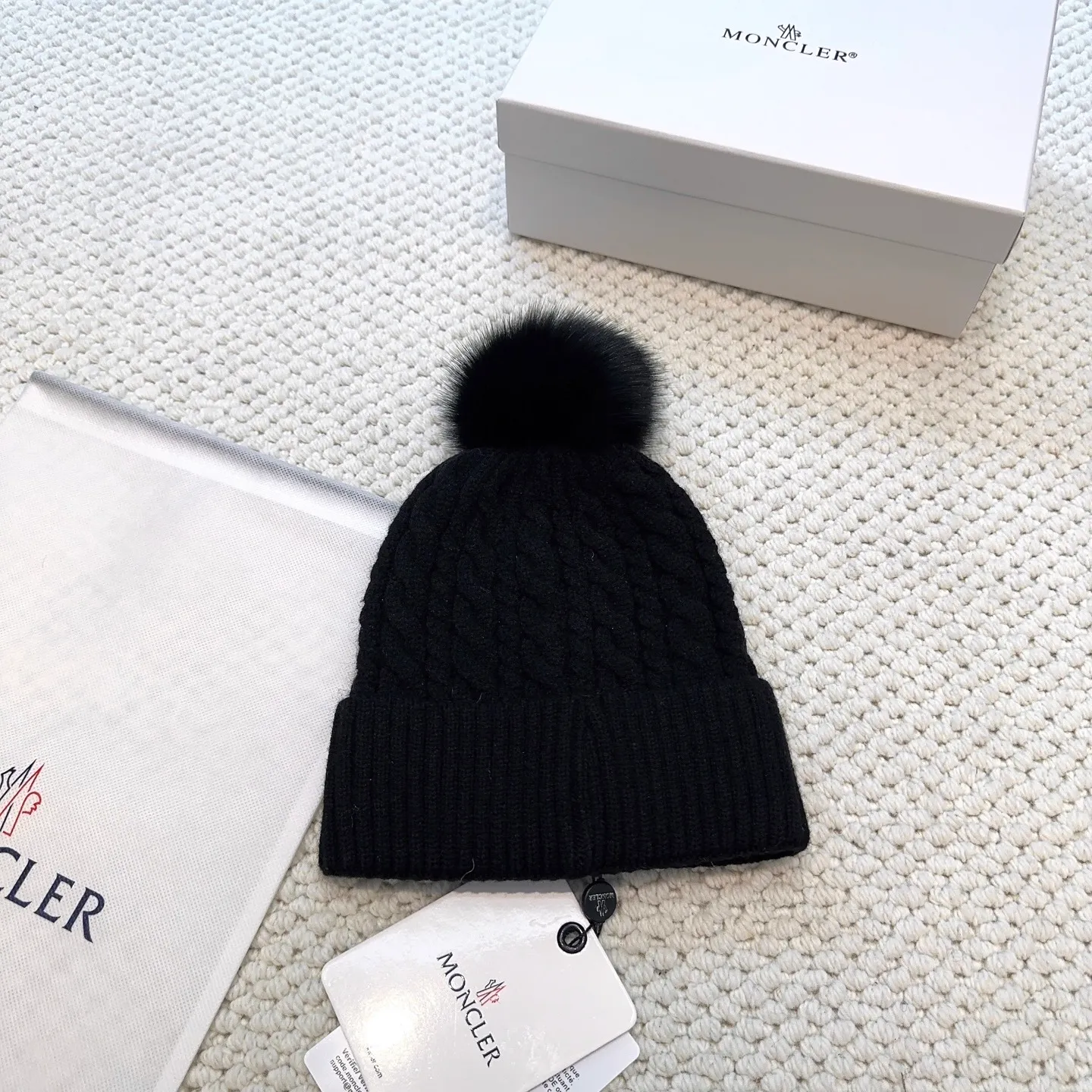 P80 with dust bag, high version Moncler Moncler 💥Official website classic knitted hat, replica of the original. Very soft and skin-friendly, very elastic 💓 Textured and very versatile style ~ Warm cashmere woolen hat, one size fits all and elastic ~ Unisex, can be worn by any head size. Super quality, highly recommended