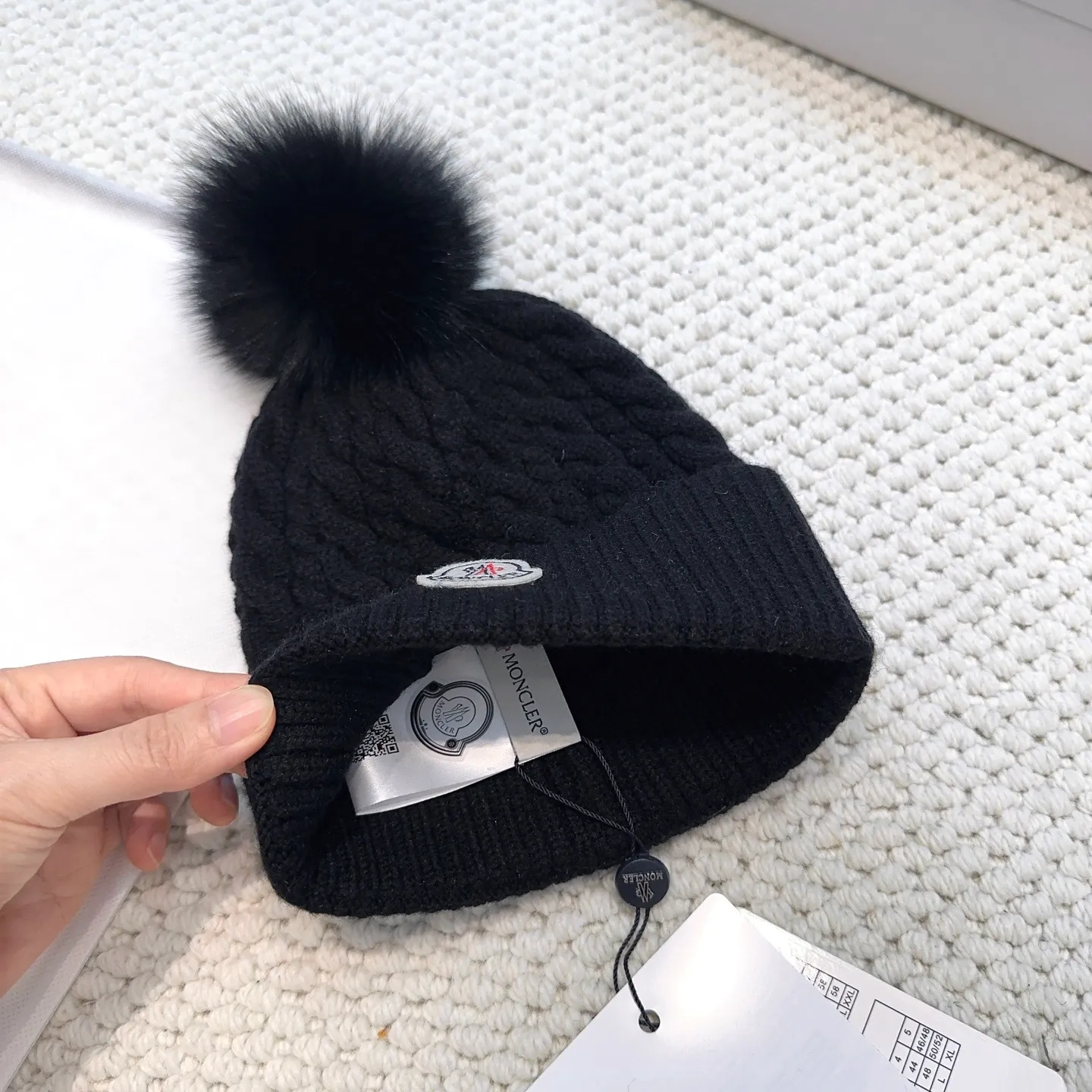 P80 with dust bag, high version Moncler Moncler 💥Official website classic knitted hat, replica of the original. Very soft and skin-friendly, very elastic 💓 Textured and very versatile style ~ Warm cashmere woolen hat, one size fits all and elastic ~ Unisex, can be worn by any head size. Super quality, highly recommended