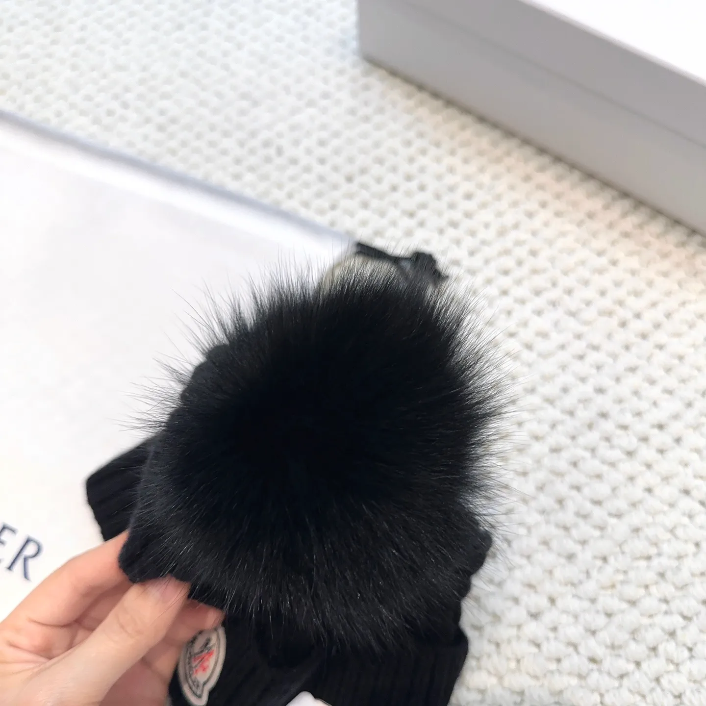 P80 with dust bag, high version Moncler Moncler 💥Official website classic knitted hat, replica of the original. Very soft and skin-friendly, very elastic 💓 Textured and very versatile style ~ Warm cashmere woolen hat, one size fits all and elastic ~ Unisex, can be worn by any head size. Super quality, highly recommended