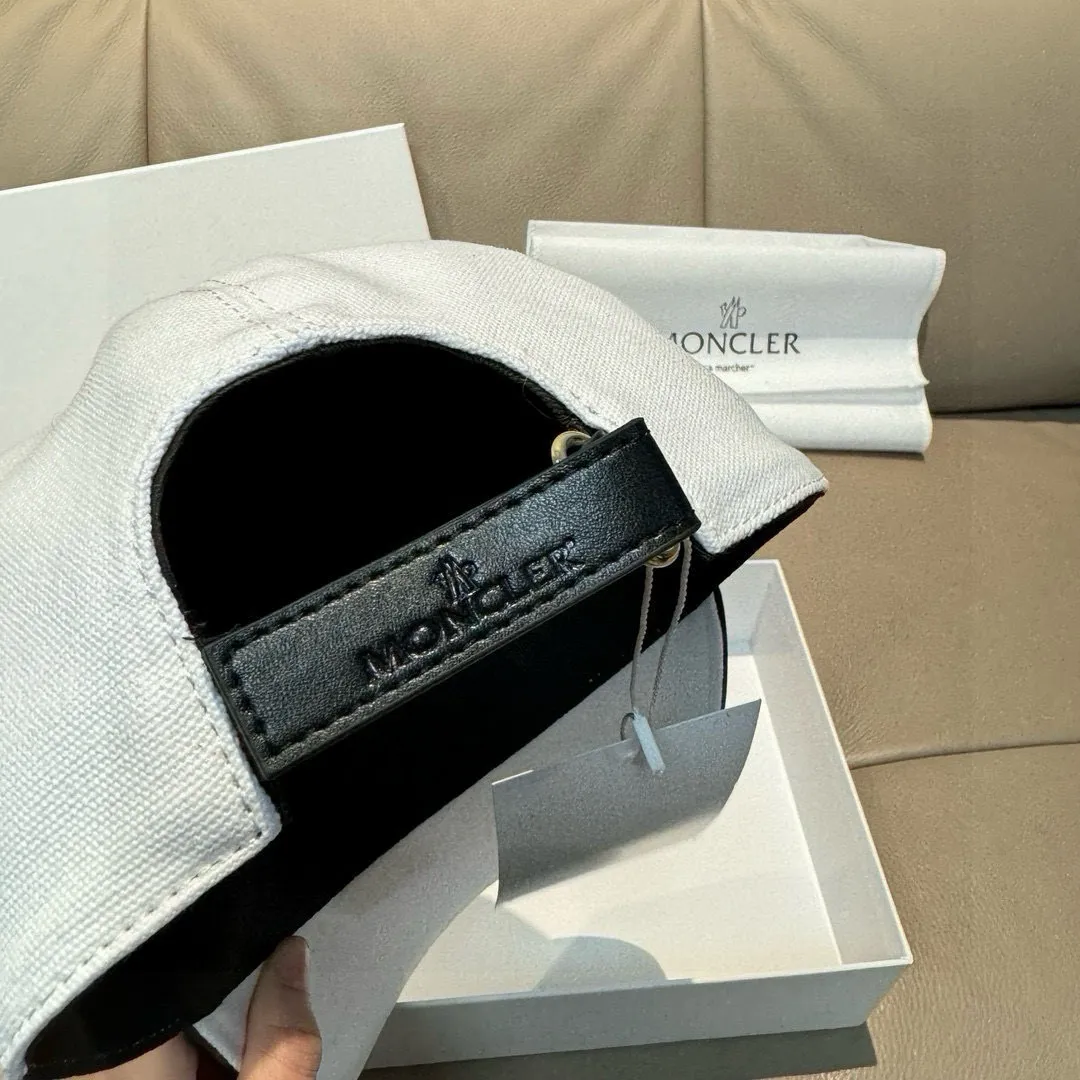 p90., Moncler muzzle classic original baseball cap, classic and popular style, 1:1 mold opening and customization at the counter, original canvas fabric + first layer of cowhide, pure cotton lining, light and breathable! The quality is great, the basic head circumference is 56cm, and the patch is adjustable.