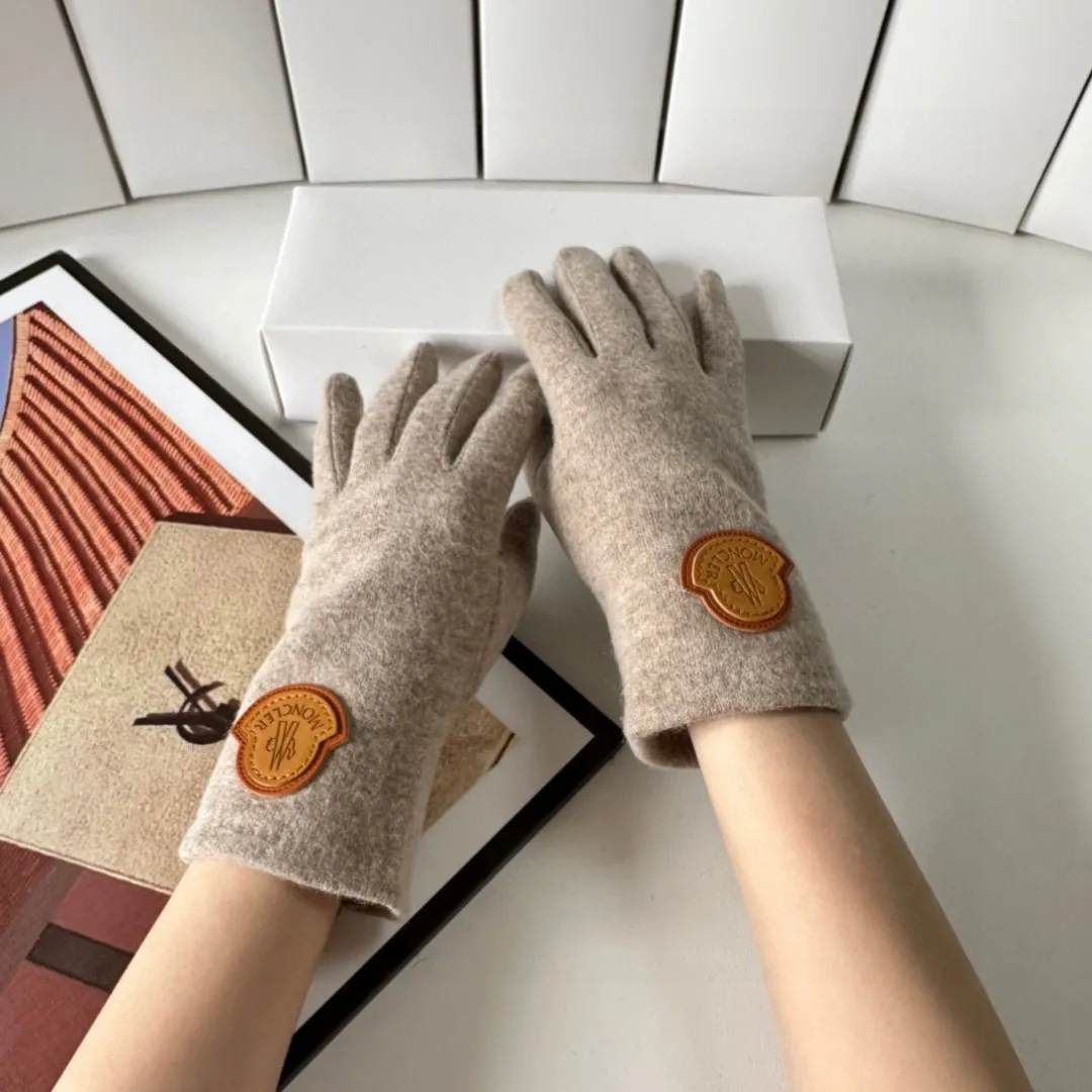 Special P110 comes with packaging. Moncler's new gloves, fashionable gloves, a must-have for autumn and winter, classic and simple💕super comfortable, soft and versatile!