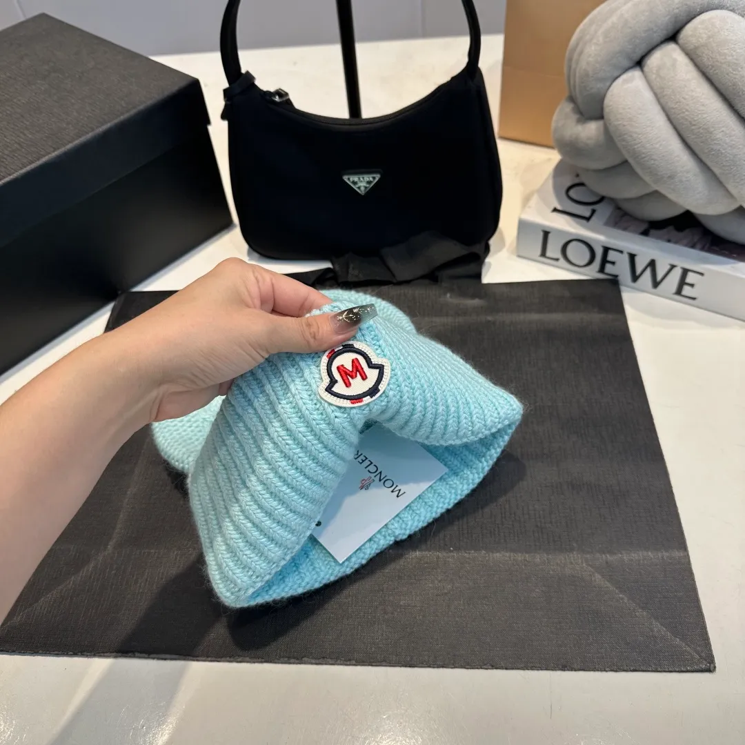 P90 high version Moncler Moncler 💥 Official website classic knitted hat, replica of the original. Very soft and skin-friendly, very elastic 💓 Textured and very versatile style ~ Warm cashmere woolen hat, one size fits all and elastic ~ Unisex, can be worn by any head size. Super quality, highly recommended