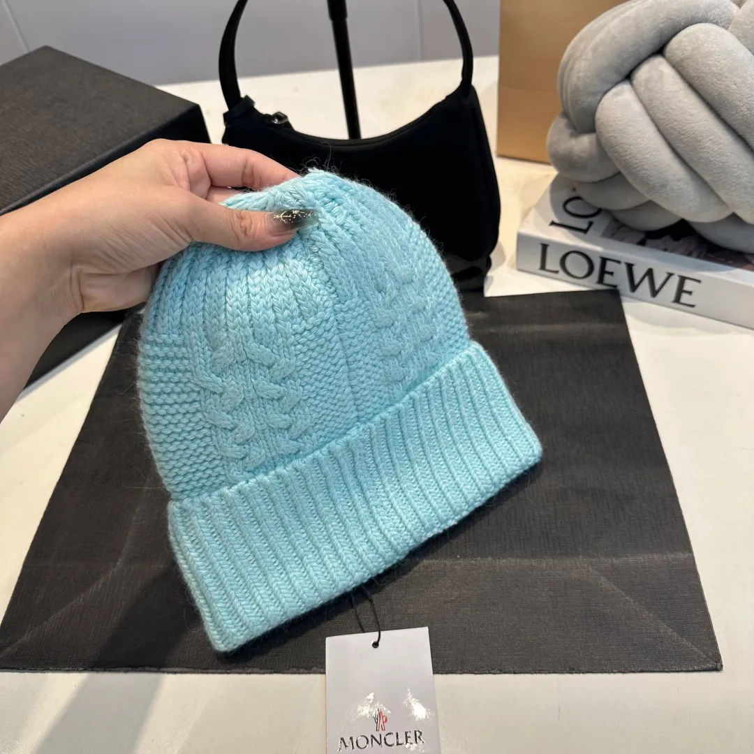 P90 high version Moncler Moncler 💥 Official website classic knitted hat, replica of the original. Very soft and skin-friendly, very elastic 💓 Textured and very versatile style ~ Warm cashmere woolen hat, one size fits all and elastic ~ Unisex, can be worn by any head size. Super quality, highly recommended