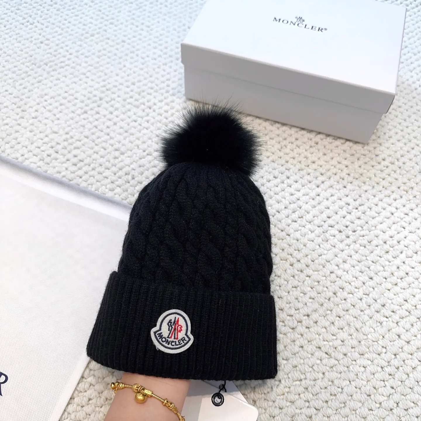 P100 with dust bag, high version Moncler Moncler 💥Official website classic knitted hat, replica of the original. Very soft and skin-friendly, very elastic 💓 Textured and very versatile style ~ Warm cashmere woolen hat, one size fits all and elastic ~ Unisex, can be worn by any head size. Super quality, highly recommended