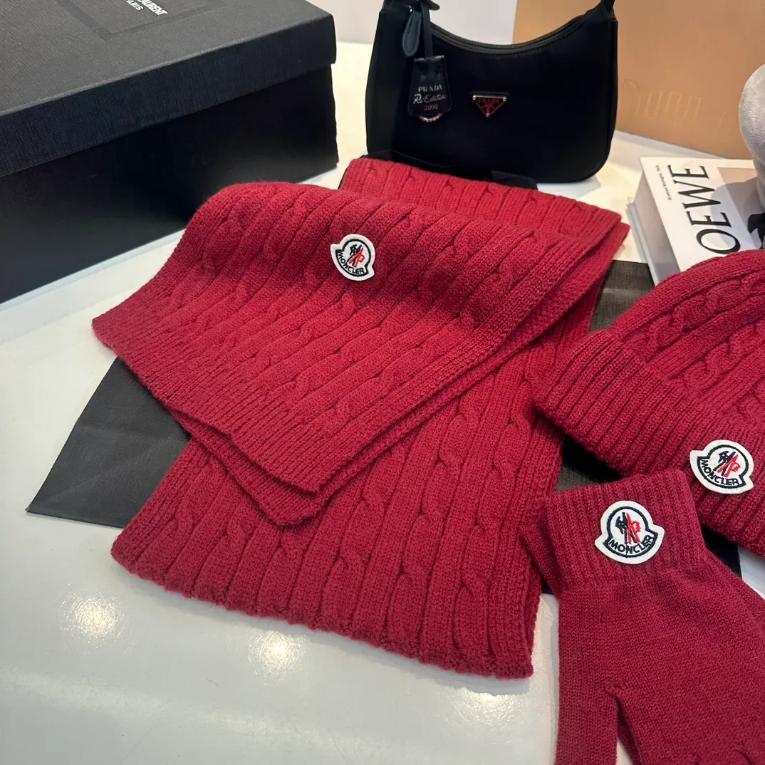 P180 Moncler autumn and winter counter model knitted beanie + scarf + gloves three-piece set, classic pattern, warm and fashionable! Fashionable and popular 🌸First-class texture, pure wool