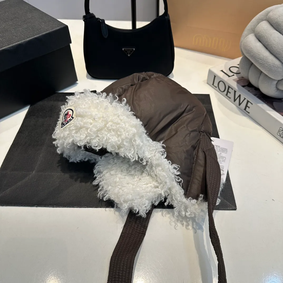 P80 Moncler Muzzle Lei Feng Hat is super warm. This teddy bear jacket is made of high-end blended lamb wool fabric. It feels really good and super soft. The plush material and goose down filling make it visually warm and full of security. This is a must-have lamb down cotton hat for autumn and winter.