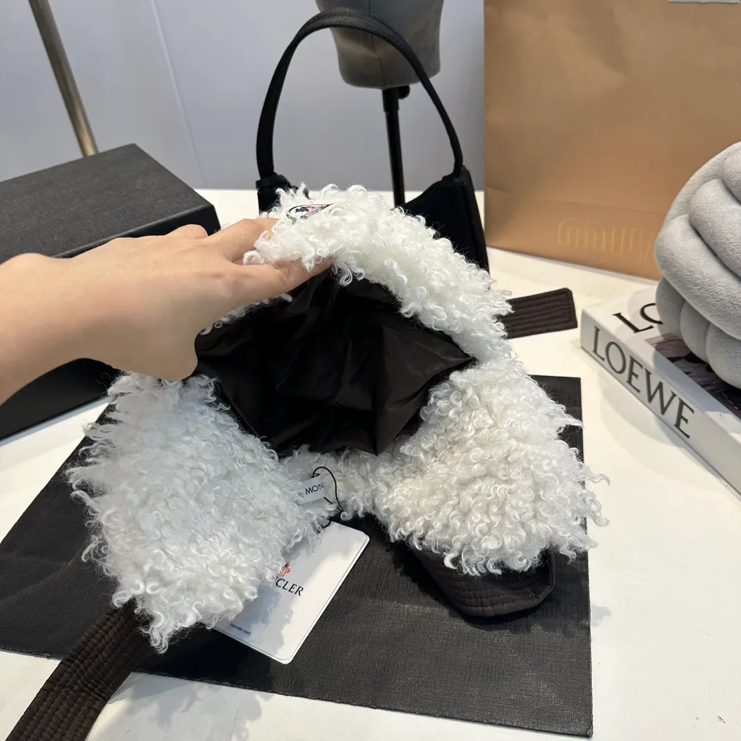 P80 Moncler Muzzle Lei Feng Hat is super warm. This teddy bear jacket is made of high-end blended lamb wool fabric. It feels really good and super soft. The plush material and goose down filling make it visually warm and full of security. This is a must-have lamb down cotton hat for autumn and winter.
