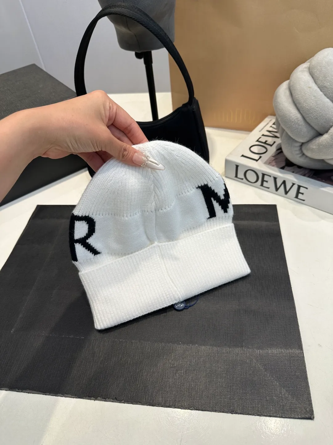P46 Moncler 💥 Official website classic knitted hat, replica of the original. Very soft and skin-friendly, very elastic 💓 Textured and very versatile style ~ Warm cashmere woolen hat, one size fits all and elastic ~ Unisex, can be worn by any head size. Super quality, highly recommended