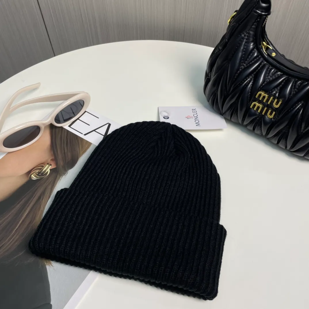 P66 comes with a dust bag for Moncler💥Official classic knitted hat, replica of the original. Very soft and skin-friendly, very elastic💓Texy and very versatile style~ Warm cashmere woolen hat, one size fits all and elastic~ Unisex, can be worn by any head size. Excellent quality, highly recommended