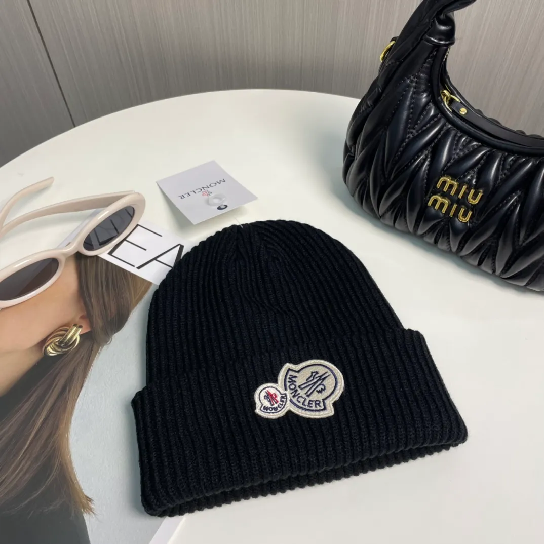 P66 comes with a dust bag for Moncler💥Official classic knitted hat, replica of the original. Very soft and skin-friendly, very elastic💓Texy and very versatile style~ Warm cashmere woolen hat, one size fits all and elastic~ Unisex, can be worn by any head size. Excellent quality, highly recommended
