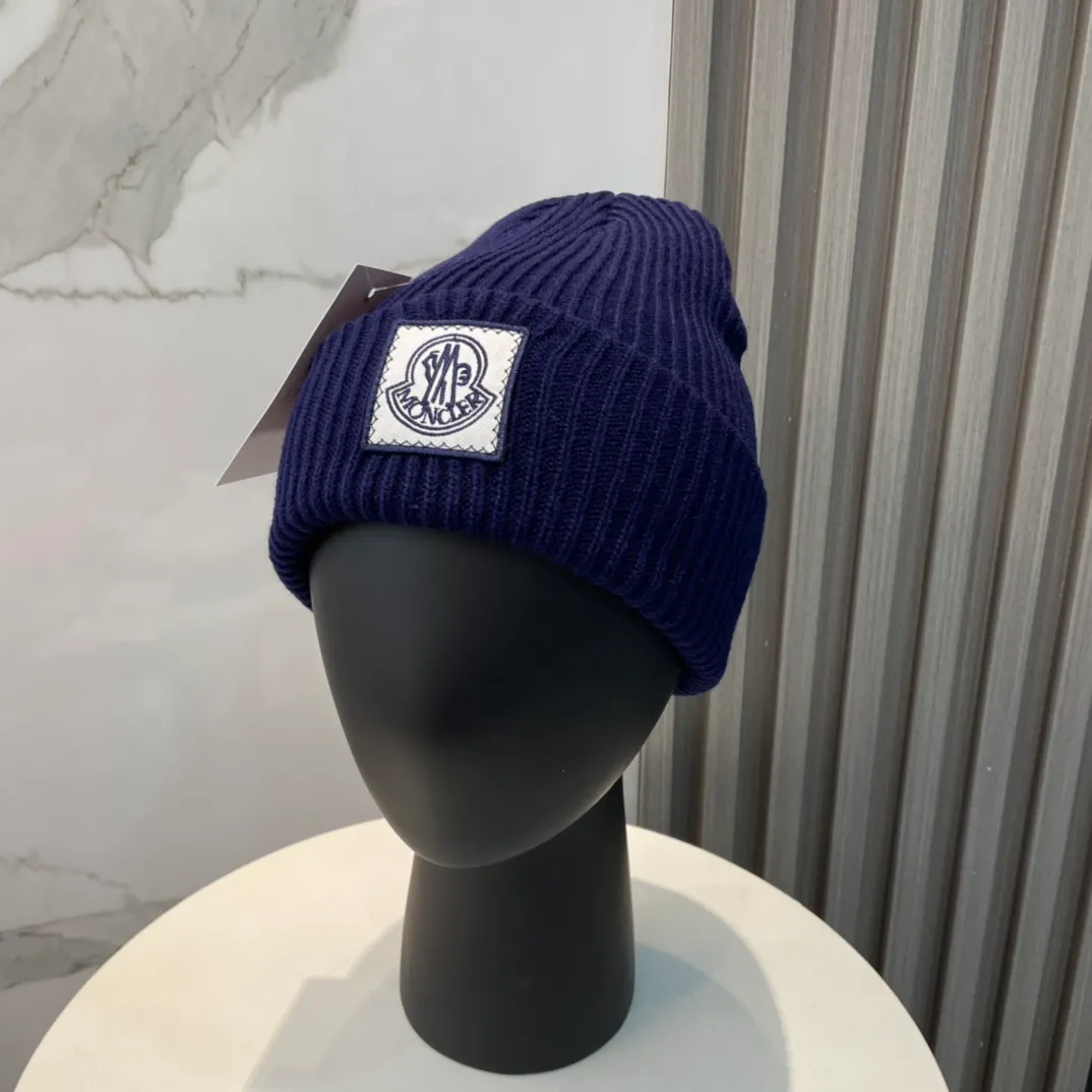 P60💰 Comes with dust bag Moncler💥 Official website classic knitted hat, original replica. Very soft and skin-friendly, very elastic 💓 Textured and very versatile style ~ Warm cashmere woolen hat, one size fits all and elastic ~ Unisex, can be worn by any head size. Super quality, highly recommended