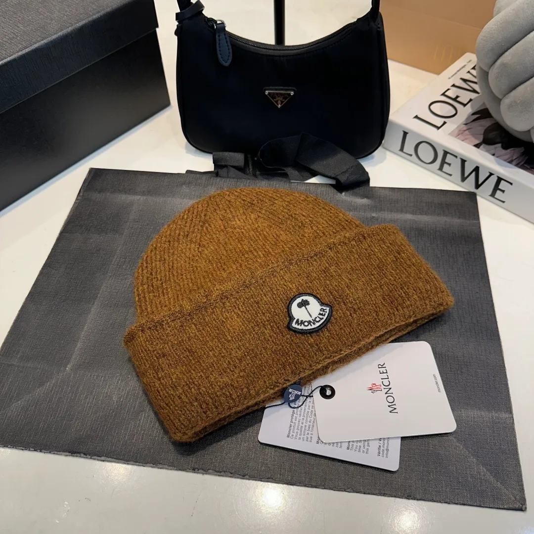 P70 MONCLER muffled knitted beanie, good quality, high-end and elegant, super popular 💖The texture is great, it’s great to match when out on the street! Fashion trends! A must-have item for winter, the same style for men and women, get it now!