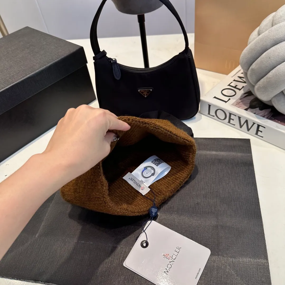 P70 MONCLER muffled knitted beanie, good quality, high-end and elegant, super popular 💖The texture is great, it’s great to match when out on the street! Fashion trends! A must-have item for winter, the same style for men and women, get it now!