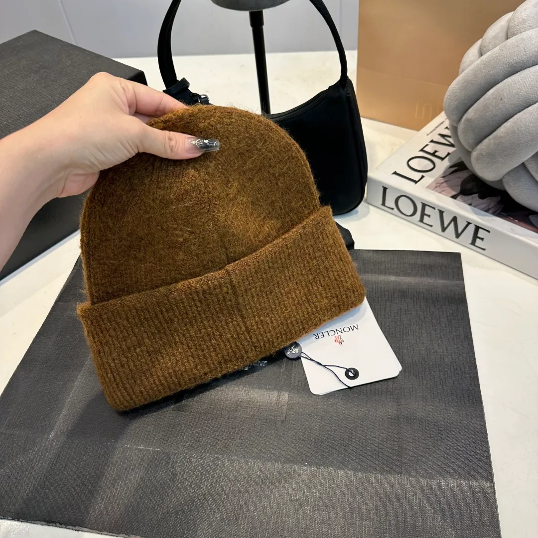 P70 MONCLER muffled knitted beanie, good quality, high-end and elegant, super popular 💖The texture is great, it’s great to match when out on the street! Fashion trends! A must-have item for winter, the same style for men and women, get it now!