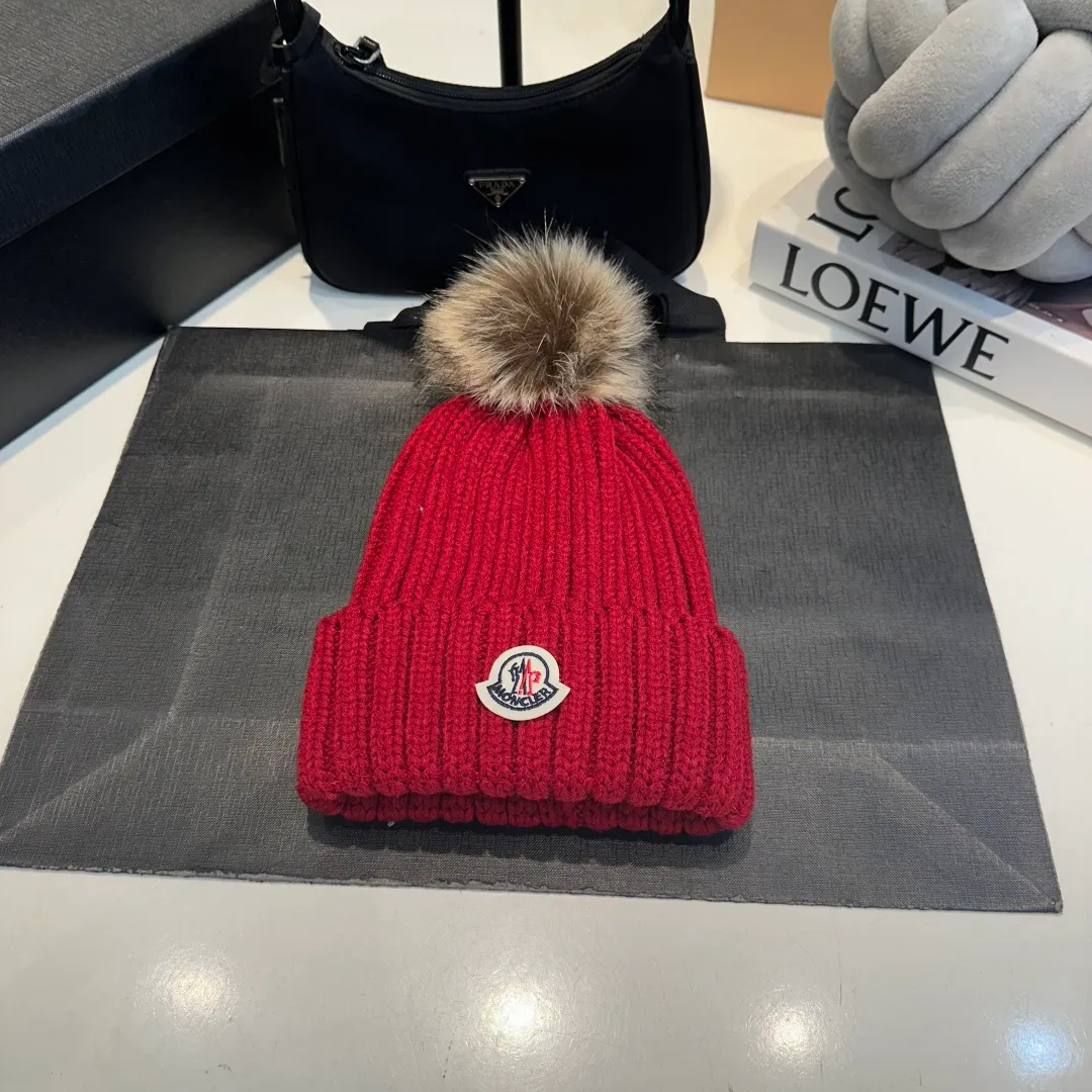 P50 high version Moncler Moncler 💥 Official website classic knitted hat, replica of the original. Very soft and skin-friendly, very elastic 💓 Textured and very versatile style ~ Warm cashmere woolen hat, one size fits all and elastic ~ Unisex, can be worn by any head size. Super quality, highly recommended