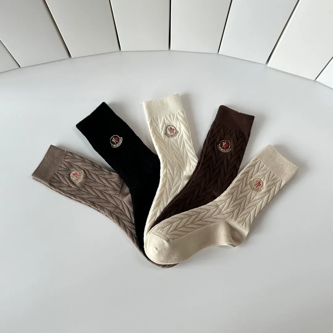 Special P100💛 Comes with counter packaging MONCLER’s latest cashmere embroidered mid-length pile socks! Five pairs in a box, synchronized tube socks at the counter, 💛 big brands are out, a must-have for fashionistas 🔥 super easy to match