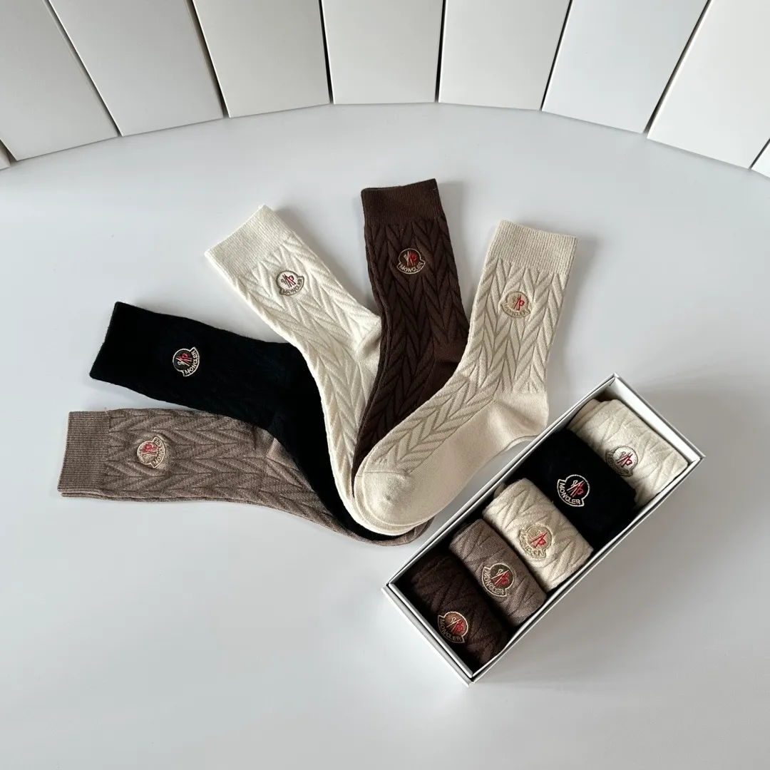 Special P100💛 Comes with counter packaging MONCLER’s latest cashmere embroidered mid-length pile socks! Five pairs in a box, synchronized tube socks at the counter, 💛 big brands are out, a must-have for fashionistas 🔥 super easy to match
