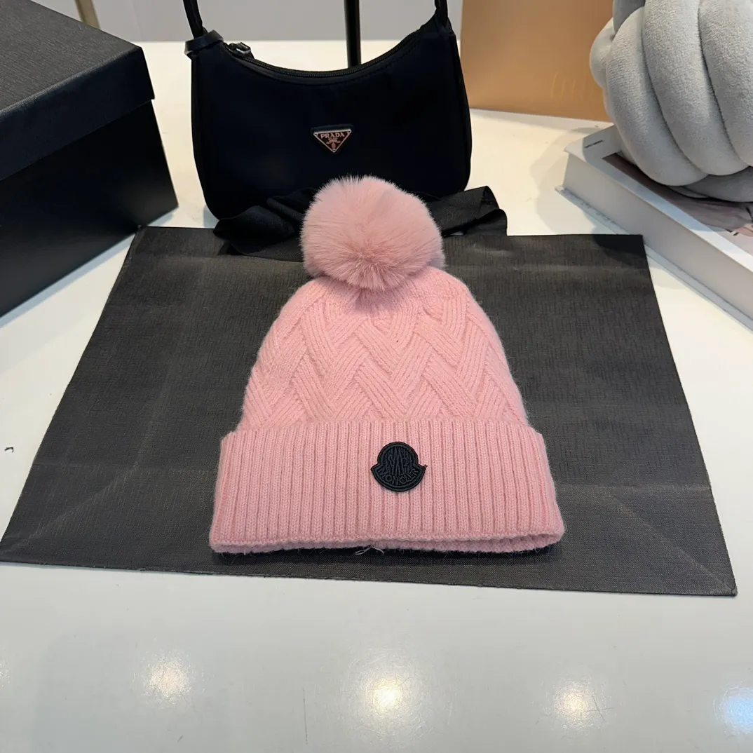 P170 Moncler autumn and winter counter model knitted beanie + scarf + gloves three-piece set, classic pattern, warm and fashionable! Fashionable and popular 🌸First-class texture, pure wool